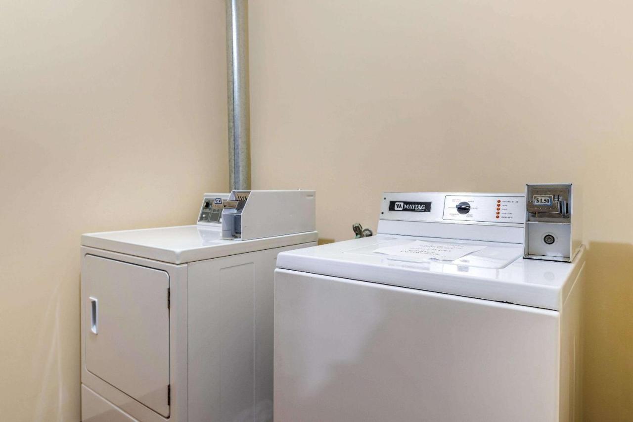 Quality Inn & Suites Bathurst Buitenkant foto